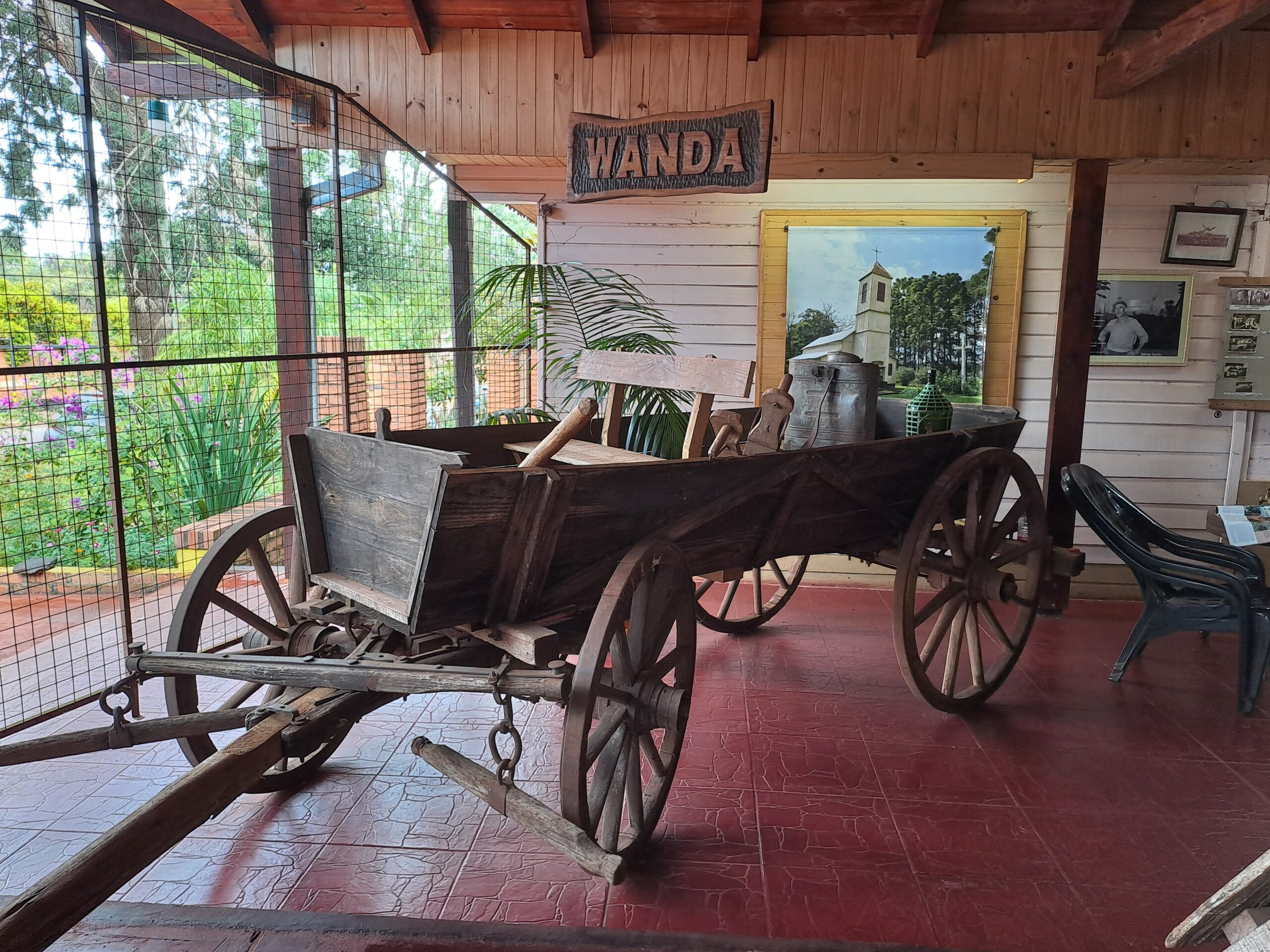 El Museo del Inmigrante, ubicado en la localidad de Wanda, en la provincia de Misiones, es un espacio dedicado a preservar y difundir la rica historia de las corrientes migratorias que arribaron a esta región del noreste argentino. Este museo se erige como un testimonio vivo del esfuerzo, la esperanza y la diversidad cultural que los inmigrantes aportaron a la construcción de la identidad de Misiones. A través de sus exhibiciones, el Museo del Inmigrante en Wanda Misiones permite a los visitantes adentrarse en las experiencias de aquellos que dejaron sus tierras de origen en busca de nuevas oportunidades, y cómo sus legados se entrelazaron para formar la sociedad actual de la provincia.